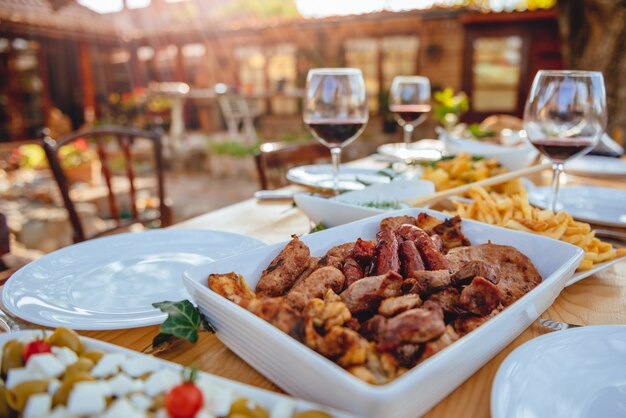 Barbecuevlees geserveerd aan eettafel