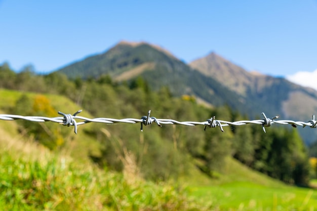 Foto una recinzione di filo spinato sul campo contro il cielo