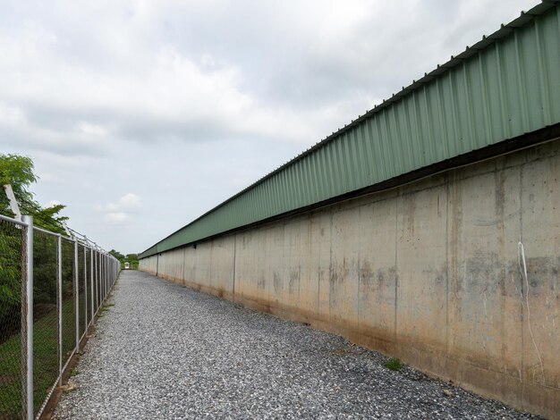 刺鉄線のフェンスが貯水池の建物を囲んでいる