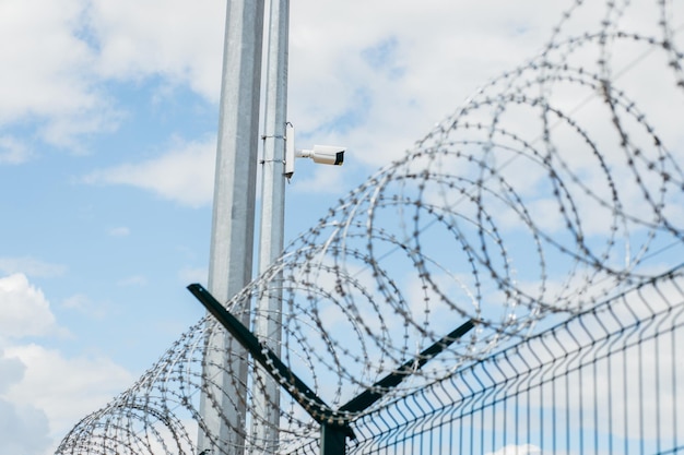 Photo a barbed wire fence with a camera on it