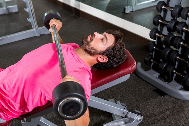 Panca inclinata barbell pressa di allenamento per uomo con la mosca