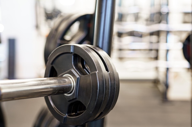 Barbell met gewichten in de sportschool voor fitness en bodybuilding