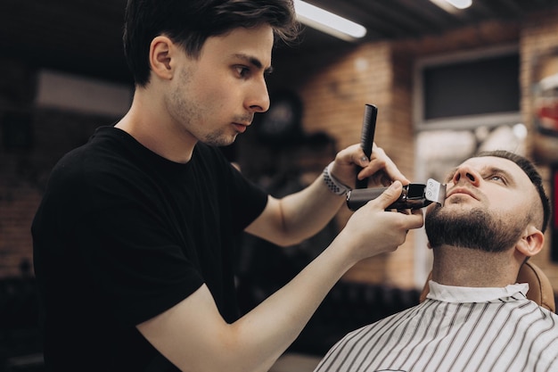 Barber baard styling en knipproces Barbershop voor mannen