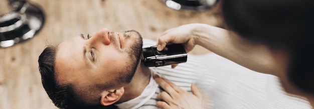 Barbiere per lo styling della barba e il processo di taglio barbiere per uomo