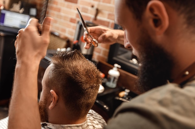 Photo barber and bearded man in barber shop