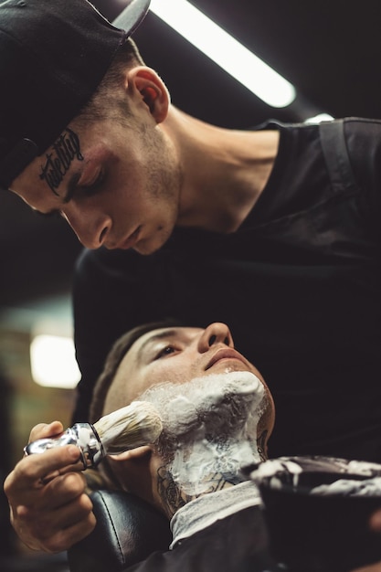 Photo barber shaving client