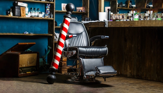 Palo del negozio di barbiere. logo del barbiere, simbolo. elegante poltrona da barbiere vintage. parrucchiere nell'interno del barbiere. sedia da barbiere. poltrona da barbiere, parrucchiere, parrucchiere, barbiere per uomo