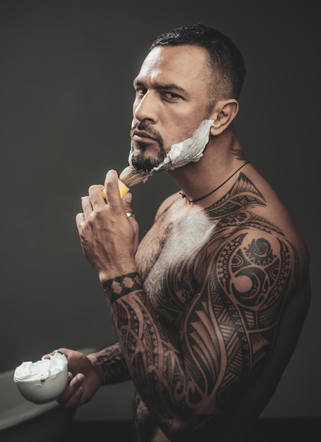 Foto strumenti del negozio di barbiere su fondo di legno vecchio con spazio di copia crema da barba in legno di sandalo uomo da barba e uomo rasoio idee su barbershop barbieri e barbiere