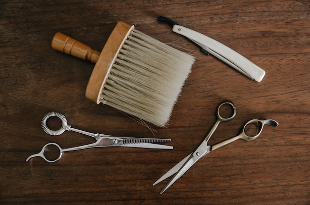 Фото Парикмахерские инструменты на деревянный стол