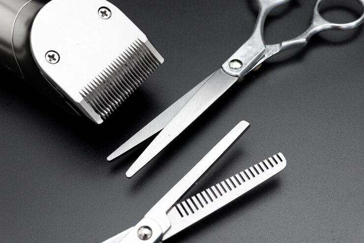 Photo barbershop concept hair clipper and hairdresser scissors on black background top view space for text hair extensions materials and cosmetics hair care wig hairstyle haircut in salon