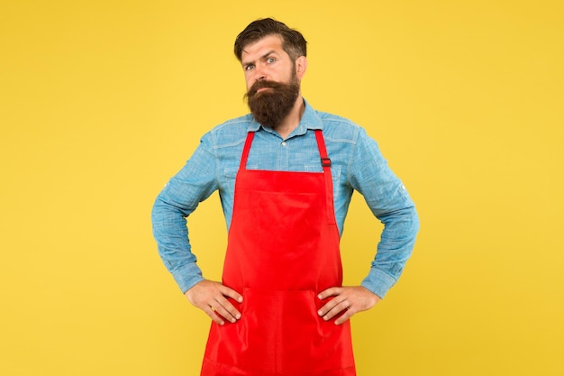 Barbershop personeel hipster stijl baard trimsalon goed verzorgde macho kapper geïnspireerd voor veranderingen man brutale bebaarde hipster met snor slijtage schort barbershop concept kapper kapper