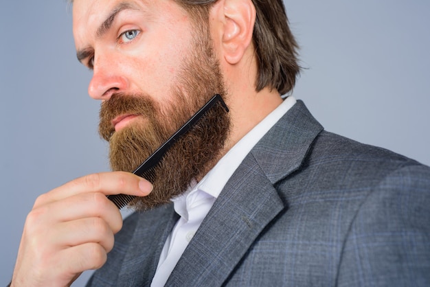 Barbershop reclame professionele baardverzorging kapper bebaarde man met kam kapperszaak bebaarde