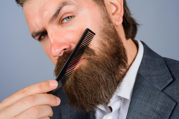 Barbershop salon voor mannen kapperszaak bebaarde man met kam knappe bebaarde man met kappersgereedschap