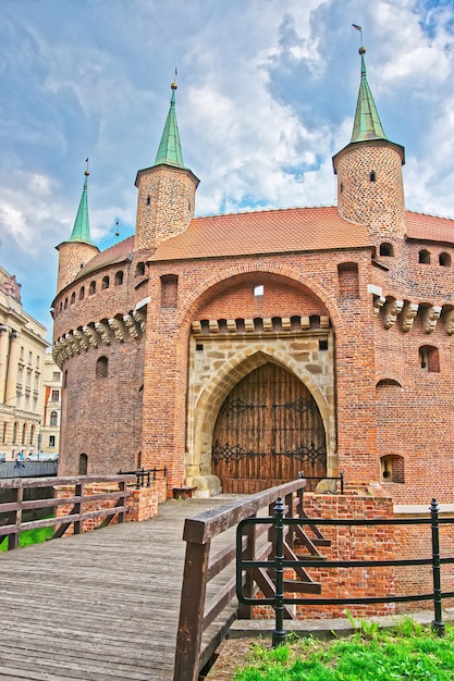 Барбакан в старом городе Кракова, Польша