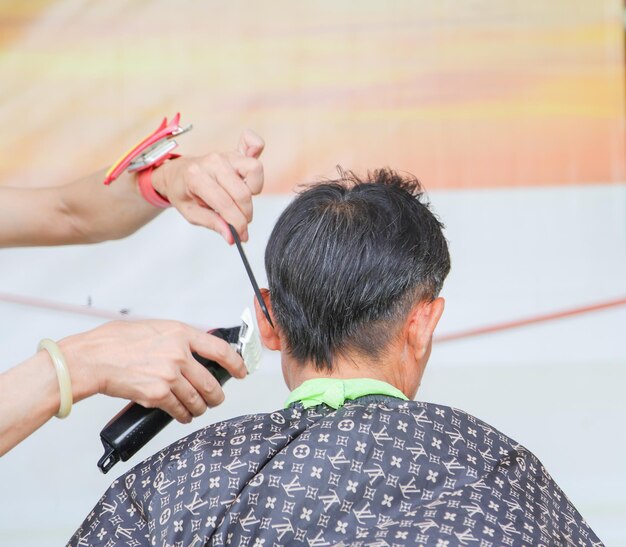 Barbier knipt haar voor een klant