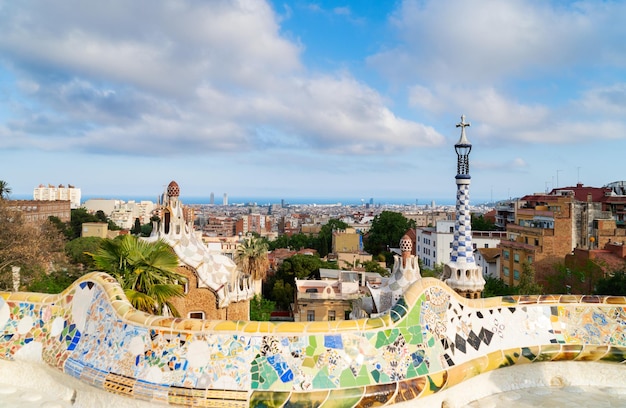 バルセロナの都市風景 - 晴れた夏の日 - 観光地と休暇のコンセプト - パークバルセロナ - スペイン