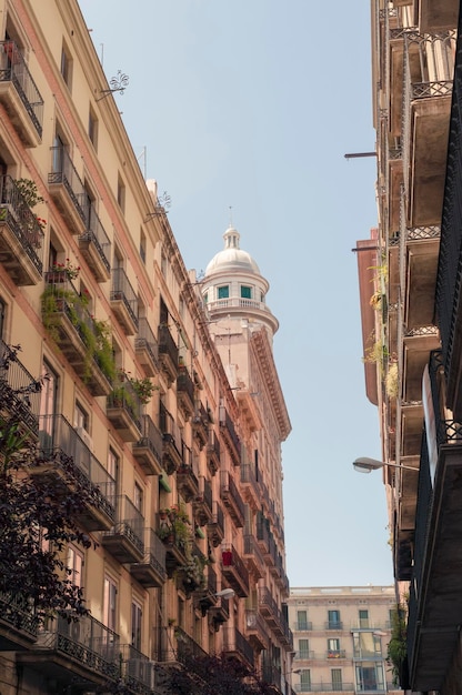 Жилая улица Барселоны с модернистскими зданиямиxA