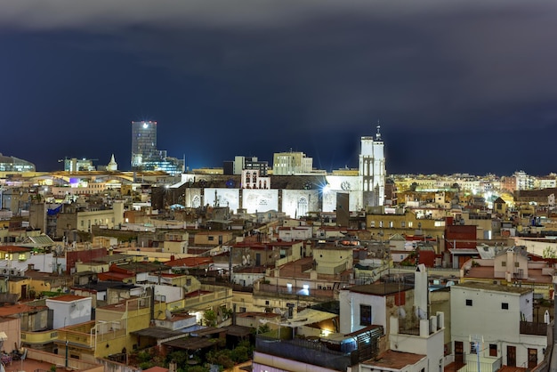 Photo barcelona skyline at night in catalonia spain