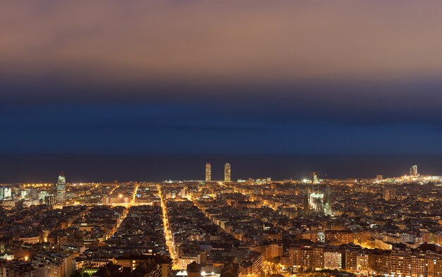 夜、カタルーニャ、スペインのバルセロナのスカイライン