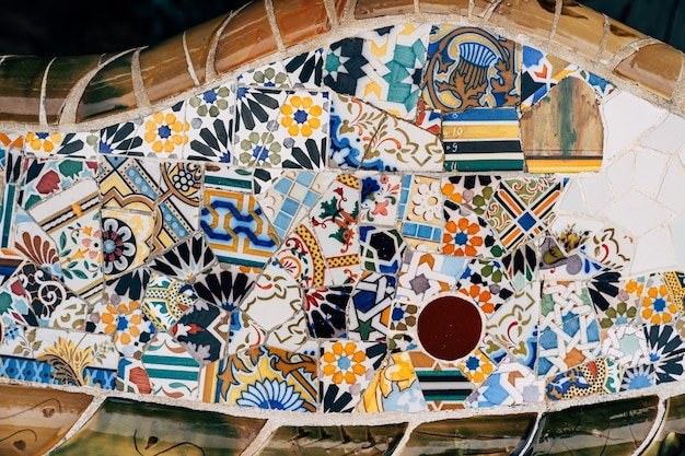 Foto barcellona spagna dicembre closeup mosaico antonio gaudi nel parco guell barcelona