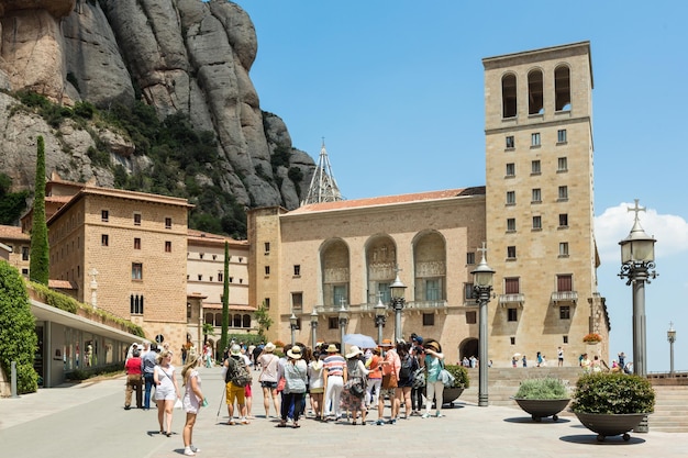 바르셀로나 스페인 2015년 6월 25일 Monistrol de Montserrat Catalonia Spain의 Santa Maria de Montserrat 수도원을 방문하는 사람들