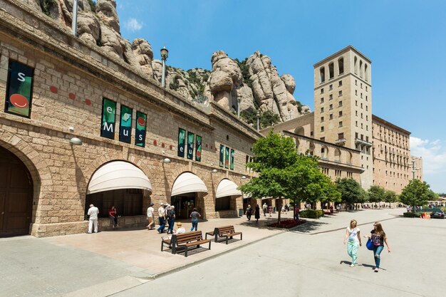 BARCELONA SPANJE 25 juni 2015 Mensen die de abdij van Santa Maria de Montserrat in Monistrol de Montserrat Catalonië Spanje bezoeken