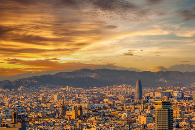 Barcelona stadsgezicht bij zonsondergang over het hoofd