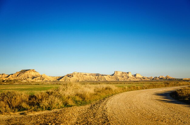 Foto bardenas reales is een spaans natuurpark van wilde schoonheid. het is een semi-woestijnlandschap.