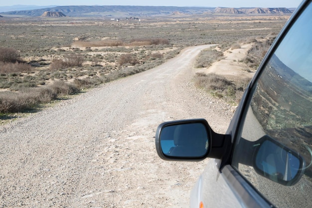 Foto parco bardenas reales con specchietto retrovisore auto navarra