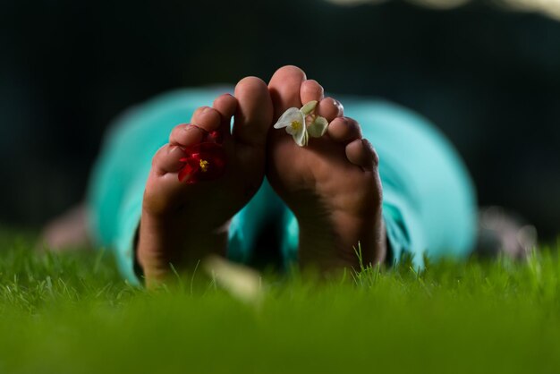 Photo bare feet with flowers