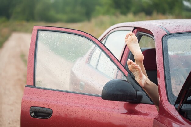 車からの素足