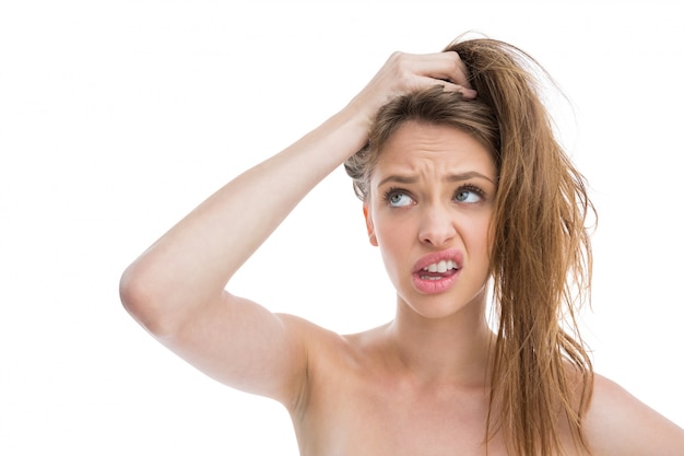 Photo bare natural woman making pony tail with her hair