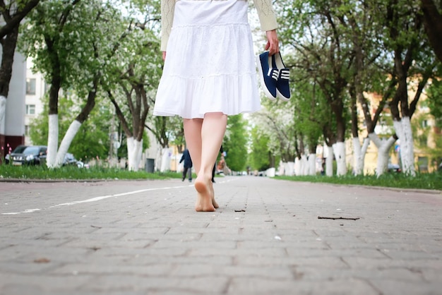 Photo barefoot girl on street