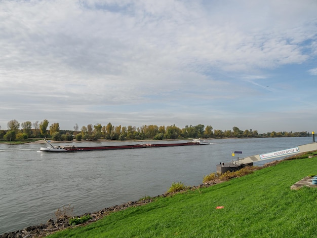 Баржа на реке Рейн
