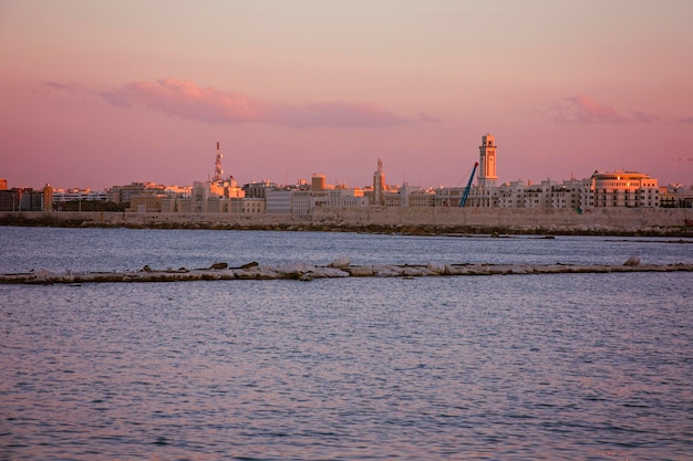 バーリ プーリア イタリア 夕日の街と海の美しい景色