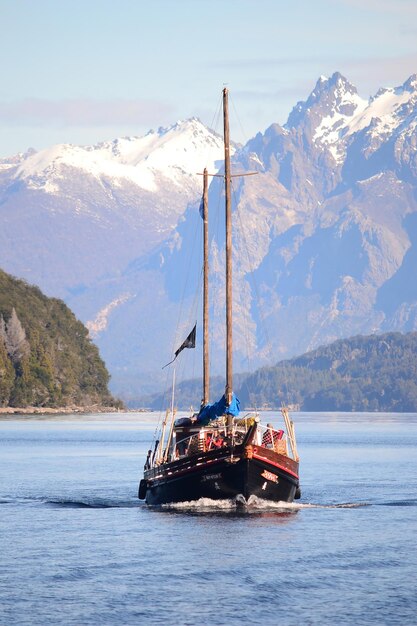 바릴로체 리오 네그로 (Bariloche Rio Negro) - 아르헨티나, 2018년 11월 3일 나후엘 후아피 호수 (Lake Nahuel Huapi) 에서 산을 배경으로 항해하는 배.