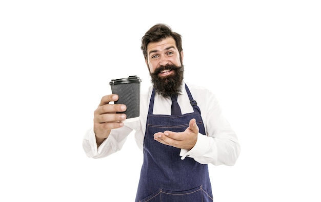 Barista bereide koffie voor u Genieten van verse koffie Volwassen barista in schort geïsoleerd op wit Robusta arabica blend Geïnspireerd met kopje verse koffie Bebaarde man houdt papieren koffiekopje