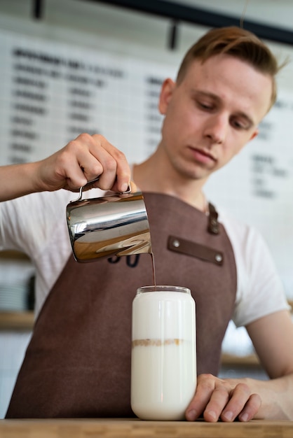 Foto barista bereidt drank