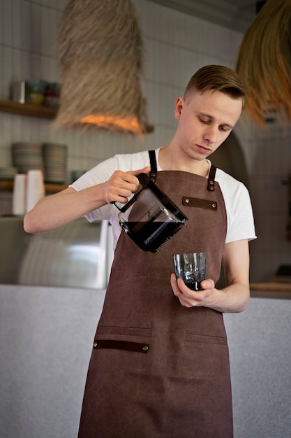 Foto barista bereidt drank