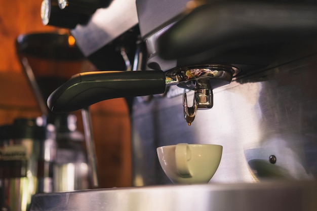 Barista bereidt zich voor om koffie te zetten met een koffiezetapparaat.