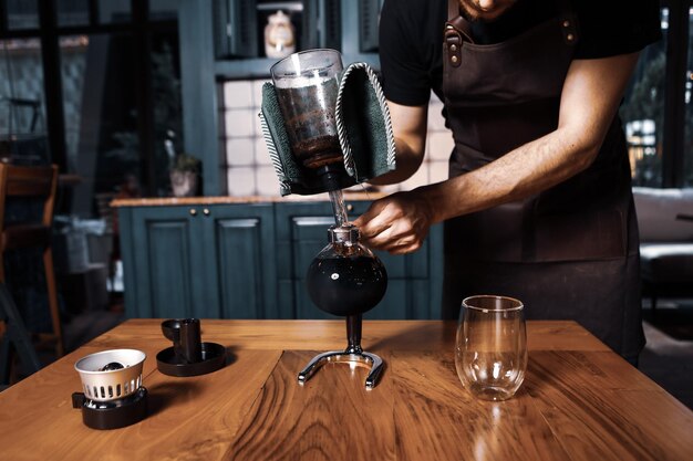 コーヒールームでコーヒーを淹れるバリスタ