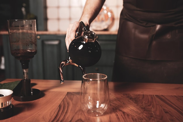 Barista che prepara il caffè nella sala caffè