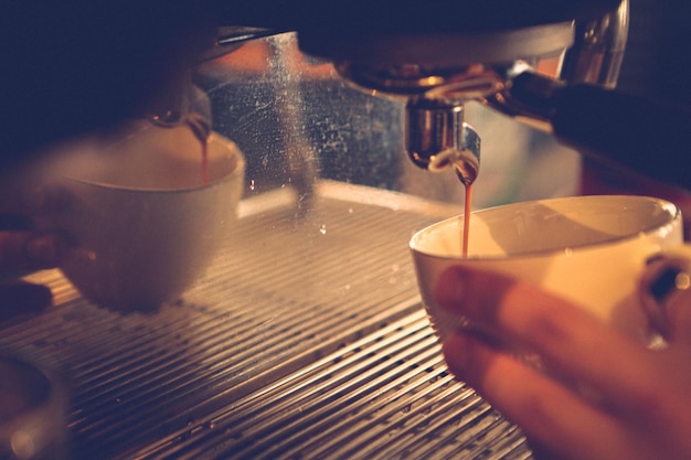 コーヒールームでコーヒーを淹れるバリスタ