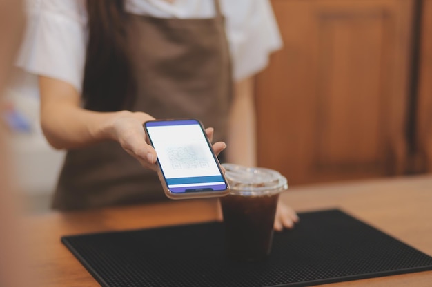 バリスタ カフェ コーヒー グラインダー注ぐプロフェッショナル コンセプト