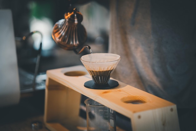 Foto barista café koffie maken met handmatige hendel espressomachine voorbereiding serviceconcept