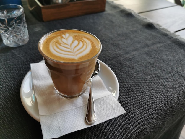 Photo barista café latte with flower on top