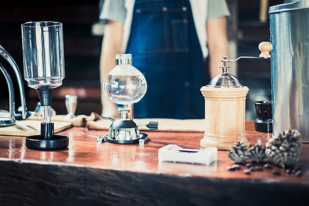 Foto concetto di servizio di preparazione del caffè di barista cafe making