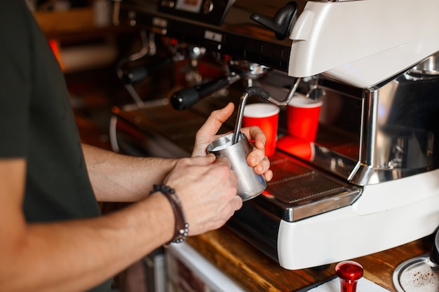 Бариста кафе приготовления кофе концепция службы приготовления