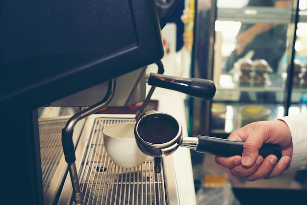 Foto concetto di servizio di preparazione del caffè di making del caffè di barista