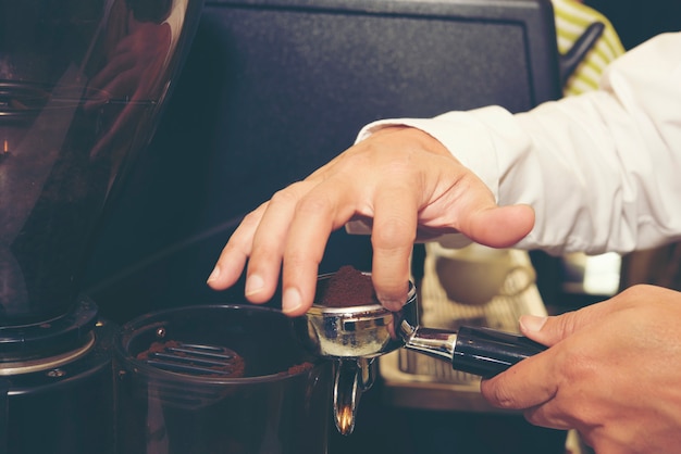 Foto concetto di servizio di preparazione del caffè di making del caffè di barista